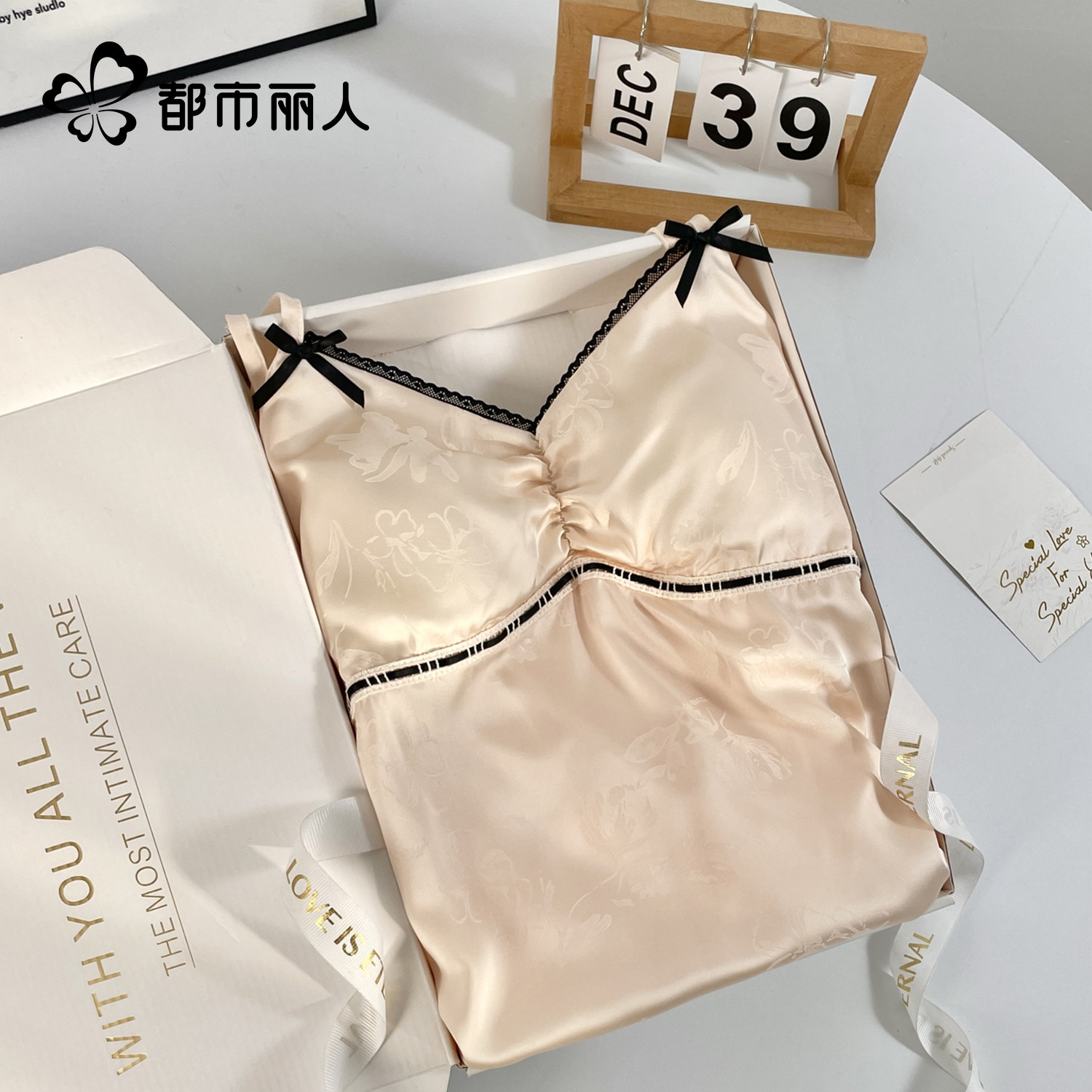 都市丽人睡裙冰丝吊带蕾丝春夏新款凉感纯欲风带胸垫睡衣女礼盒装