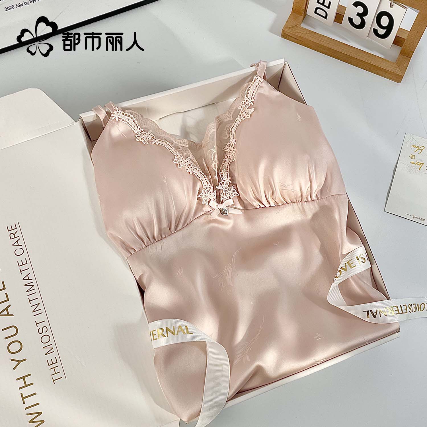 都市丽人睡裙蕾丝凉感睡衣女纯欲风冰丝吊带春夏新款带胸垫礼盒装