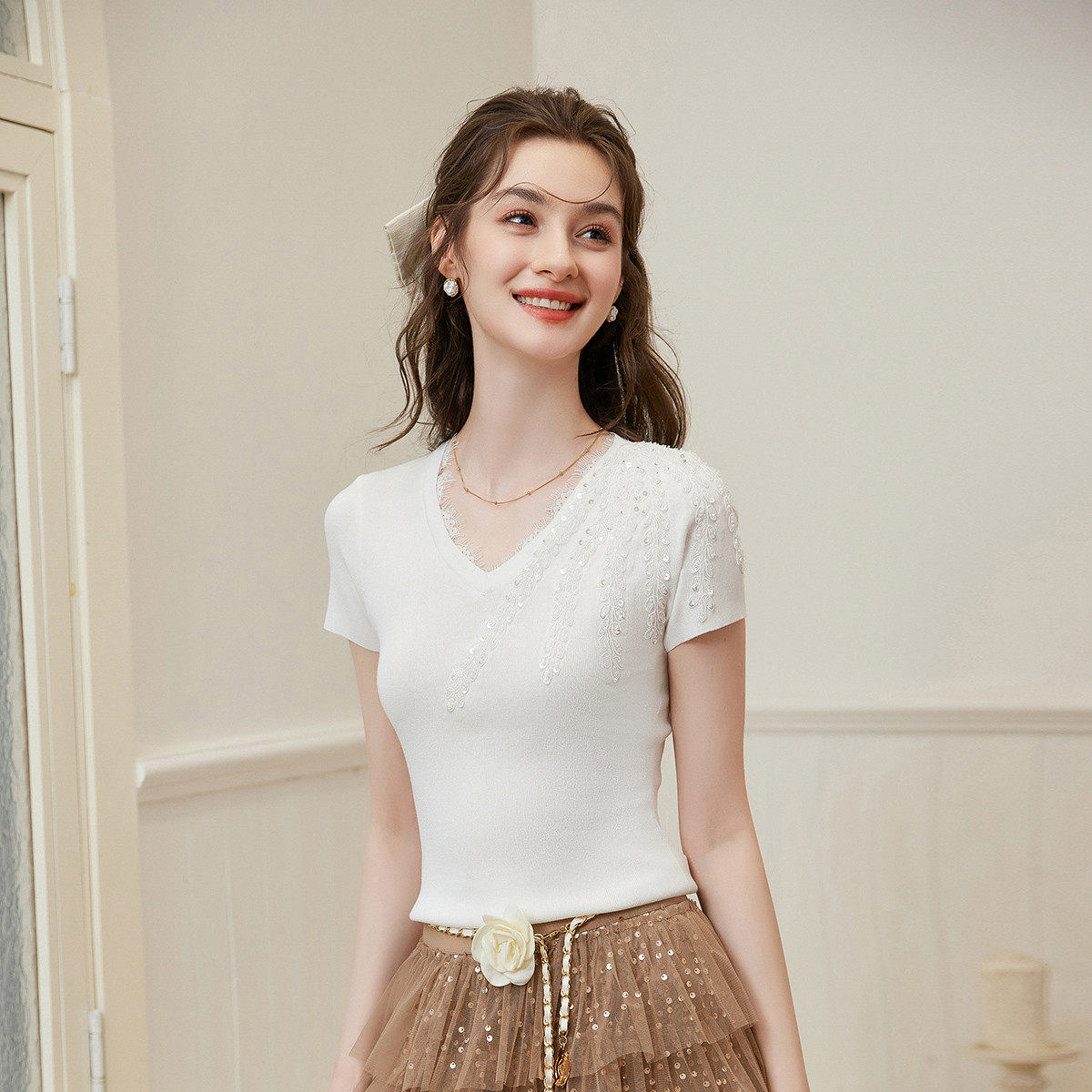 白鹿语蕾丝花边亮片短袖T恤女26夏季新款V领针织衫温柔风显瘦上衣