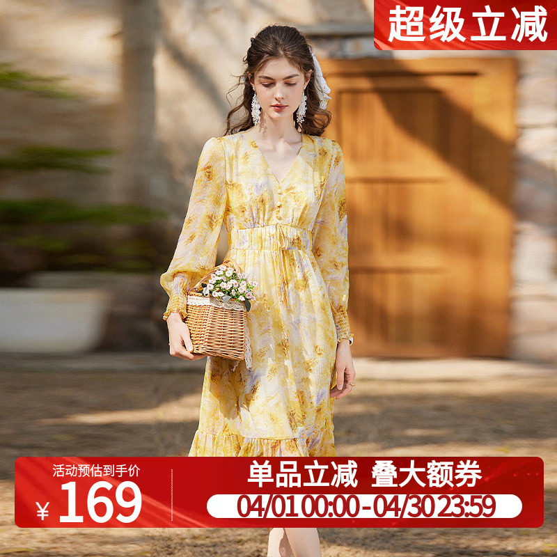 白鹿语荷叶摆印花长裙春季新款时尚V领装饰扣修身碎花连衣裙