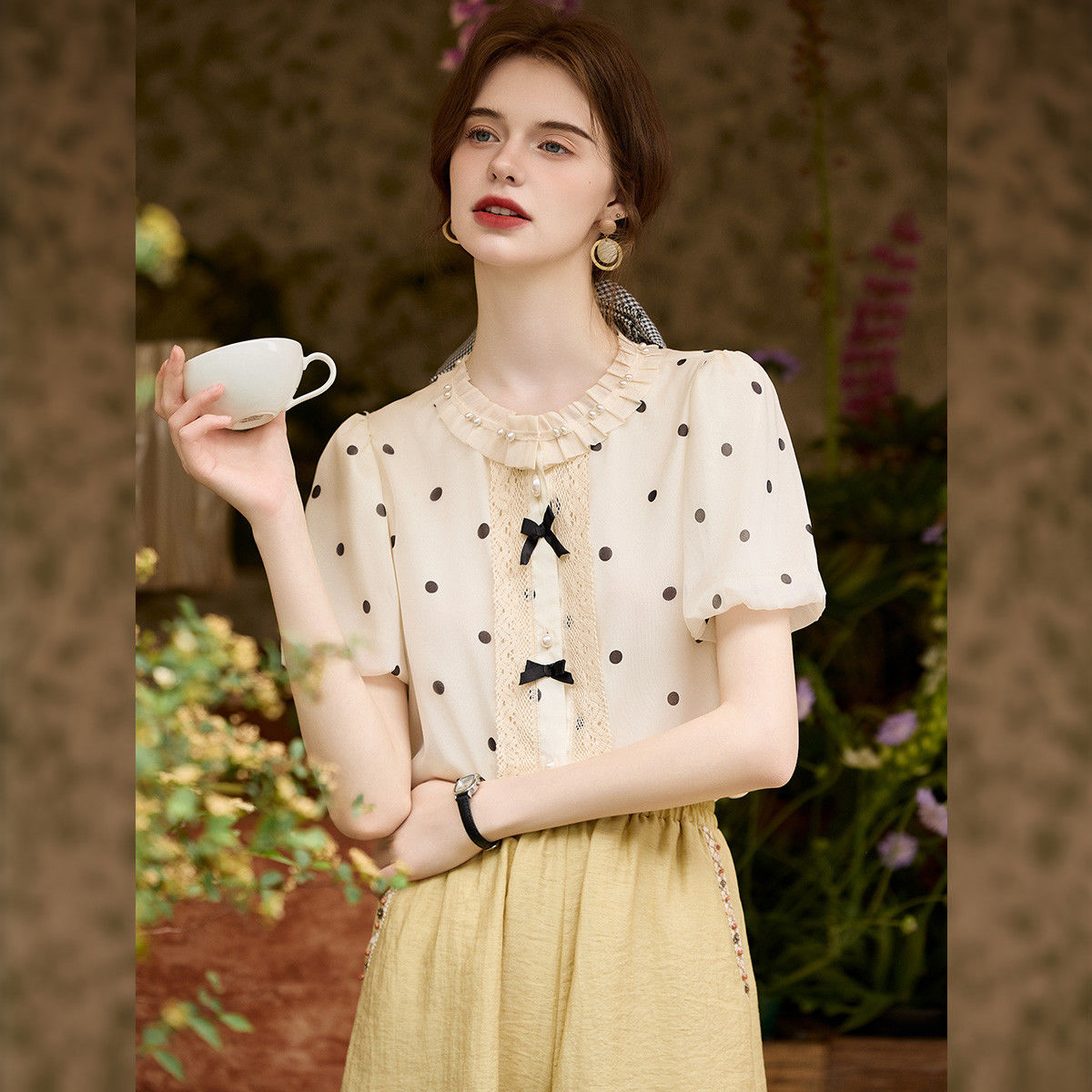 白鹿语甜美花边蝴蝶结波点上衣2025夏款木耳边波尔卡风泡泡袖衬衫