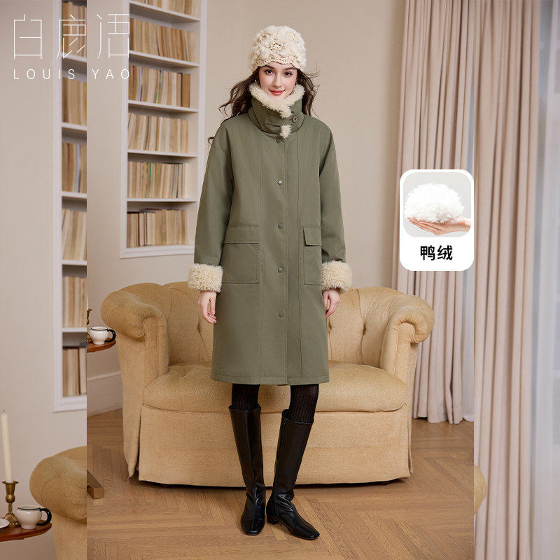 白鹿语军绿色直筒长款羽绒服女26冬新款绒感领保暖百搭中长款大衣
