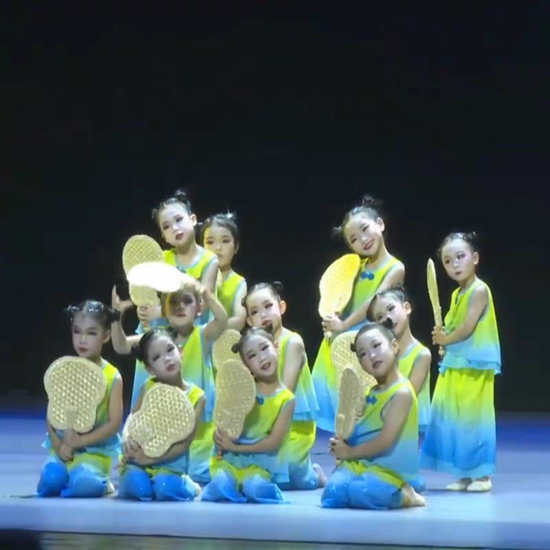 少儿群舞我还小舞蹈服蒲扇舞春日竹子童舞蹈多想还小帽演出表演服