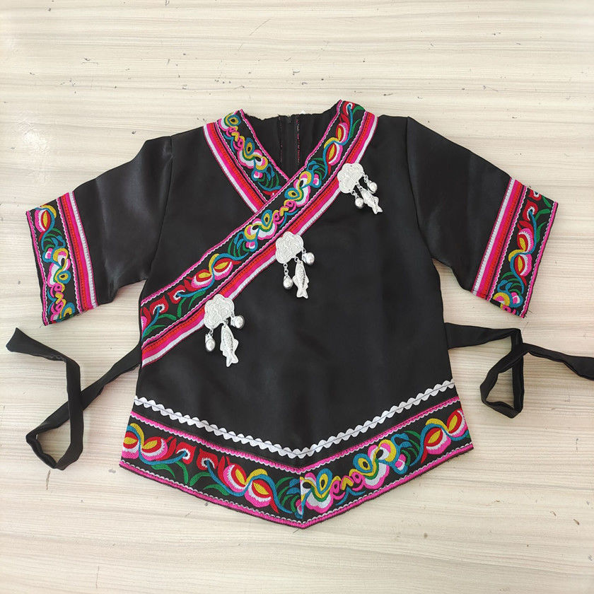 少数民族服装女贵州土家