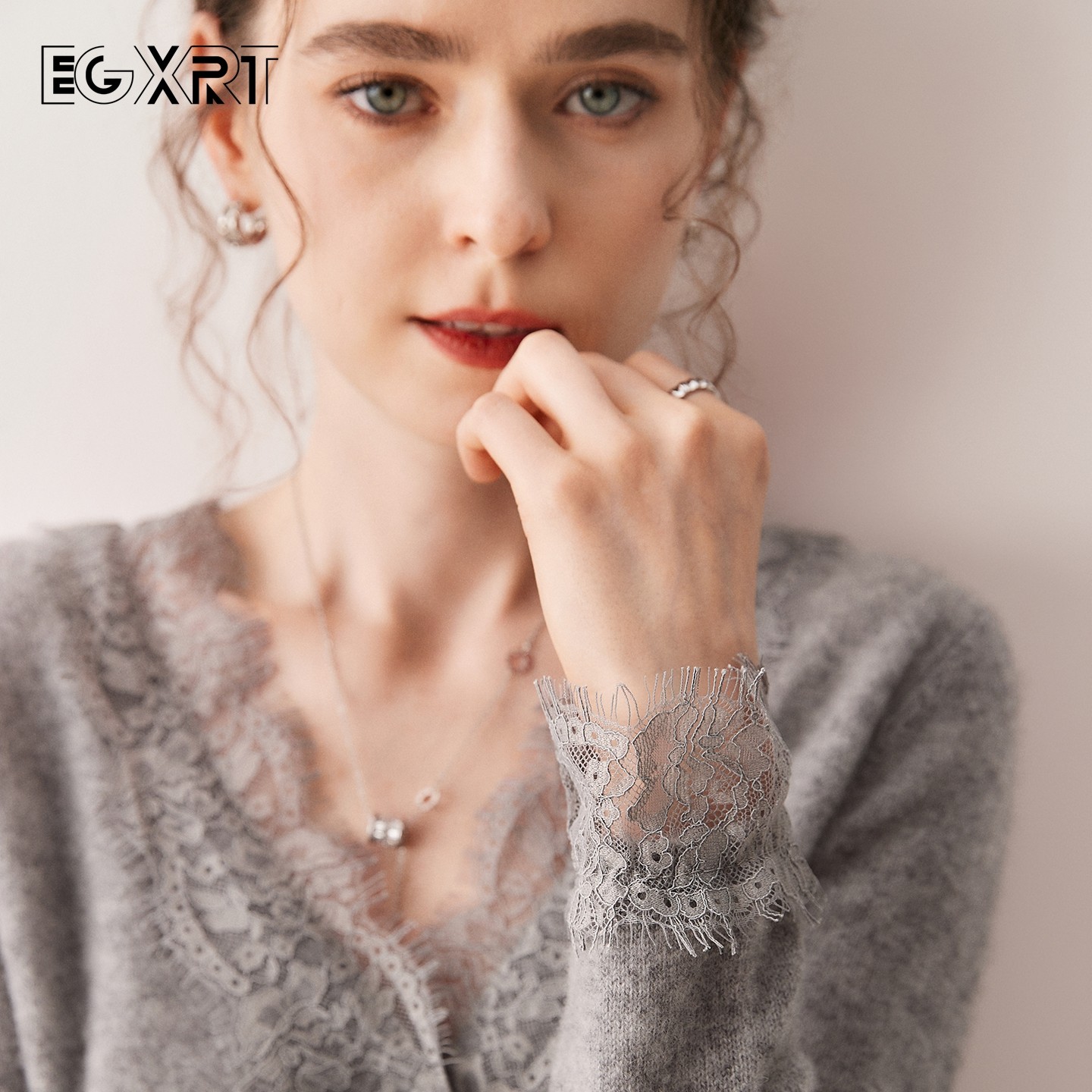蕾丝花边羊绒开衫秋冬季女2026新款水溶V领软糯长袖宽松针织外套