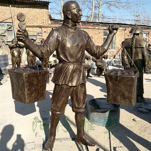 卖货郎玻璃钢雕塑 步行街摆件定做 民俗挑箩筐扁担人物彷铜雕像