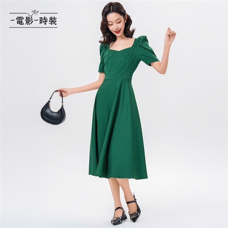一电影一时装春夏绿色波点法式方领复古连衣裙女中长裙