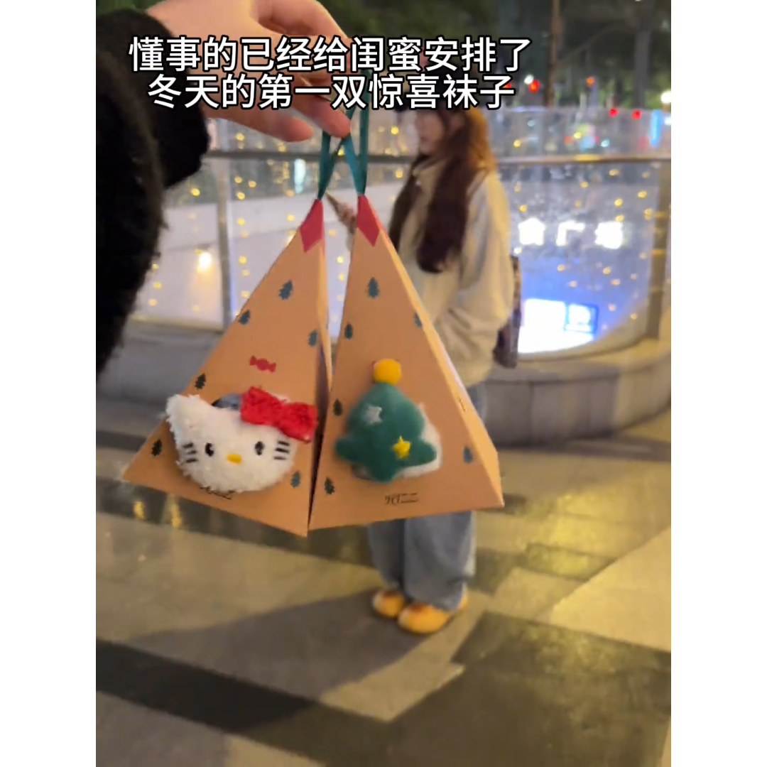 新款礼盒kt猫毛绒袜可爱卡通风格保暖冬季生日礼物送女友闺蜜礼物