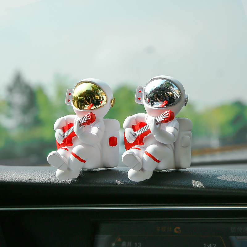 宇航员汽车车载摆件创意车内装饰用品个性高档太空人模型车装饰