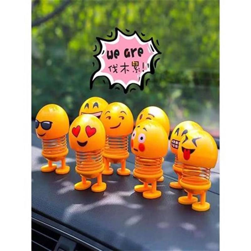 网抖公仔包摆件摇头弹簧装饰品爆车载音红车款汽车仔弹跳表情笑脸