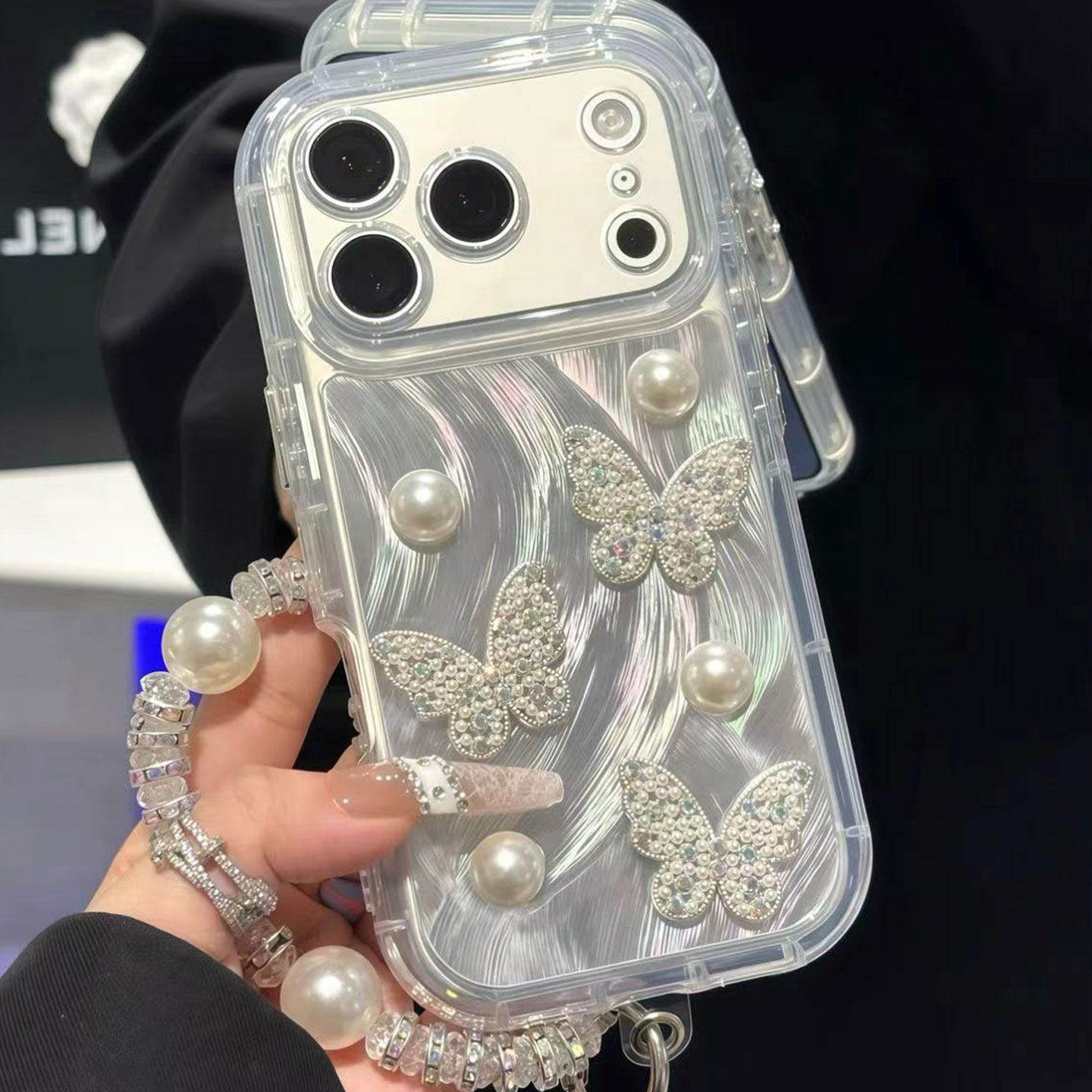 立体珍珠蝴蝶手链新款适用苹果17Pro手机壳iPhone16max12小米15华为mate80pura70k90note14荣耀500x300reno13