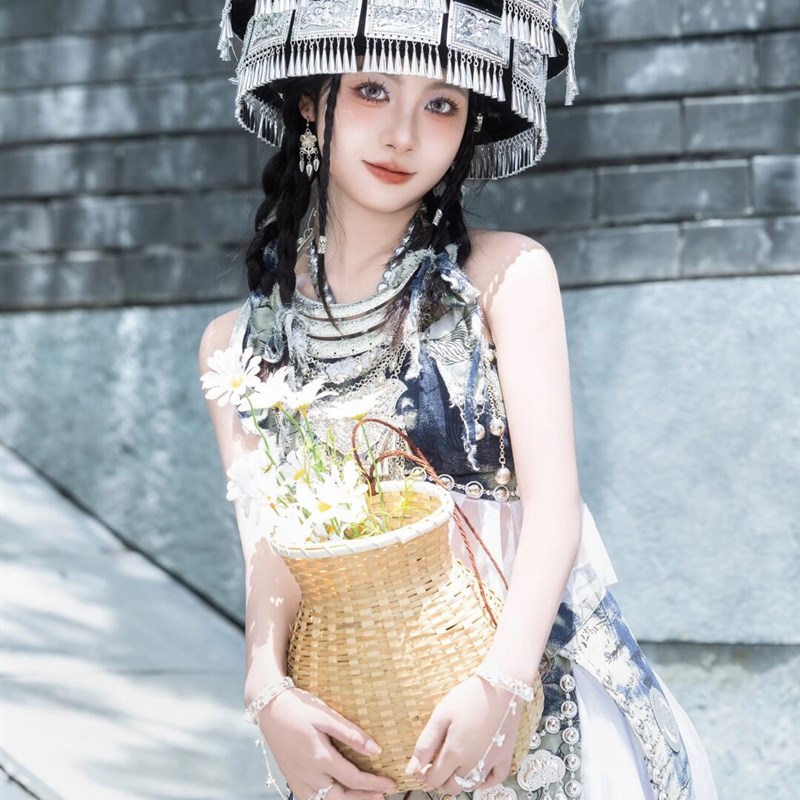 新款复古气质高端优雅法式苗族苗疆少女服装蜡染民族旅拍摄影服装
