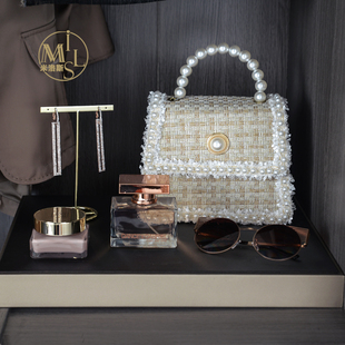 英伦轻奢风样板间衣帽间衣柜衣服包收纳盒鞋帽子围巾软装饰品摆件