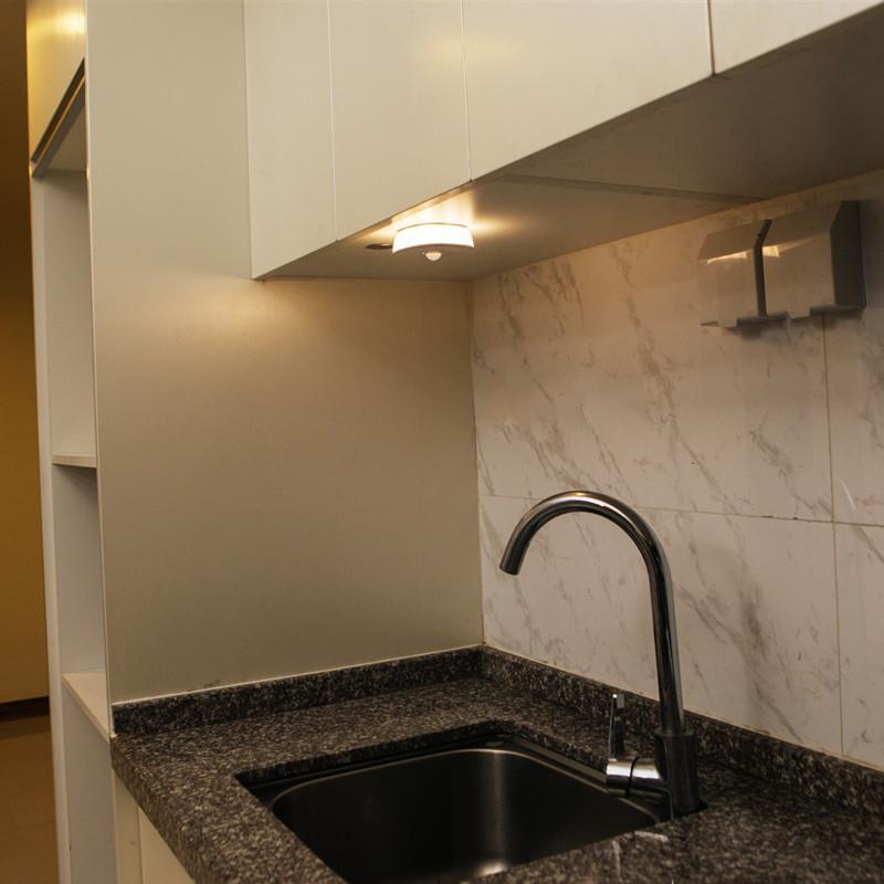 直销新款跨境人体红外感应橱柜灯走廊小夜灯光控人体感应干电池衣