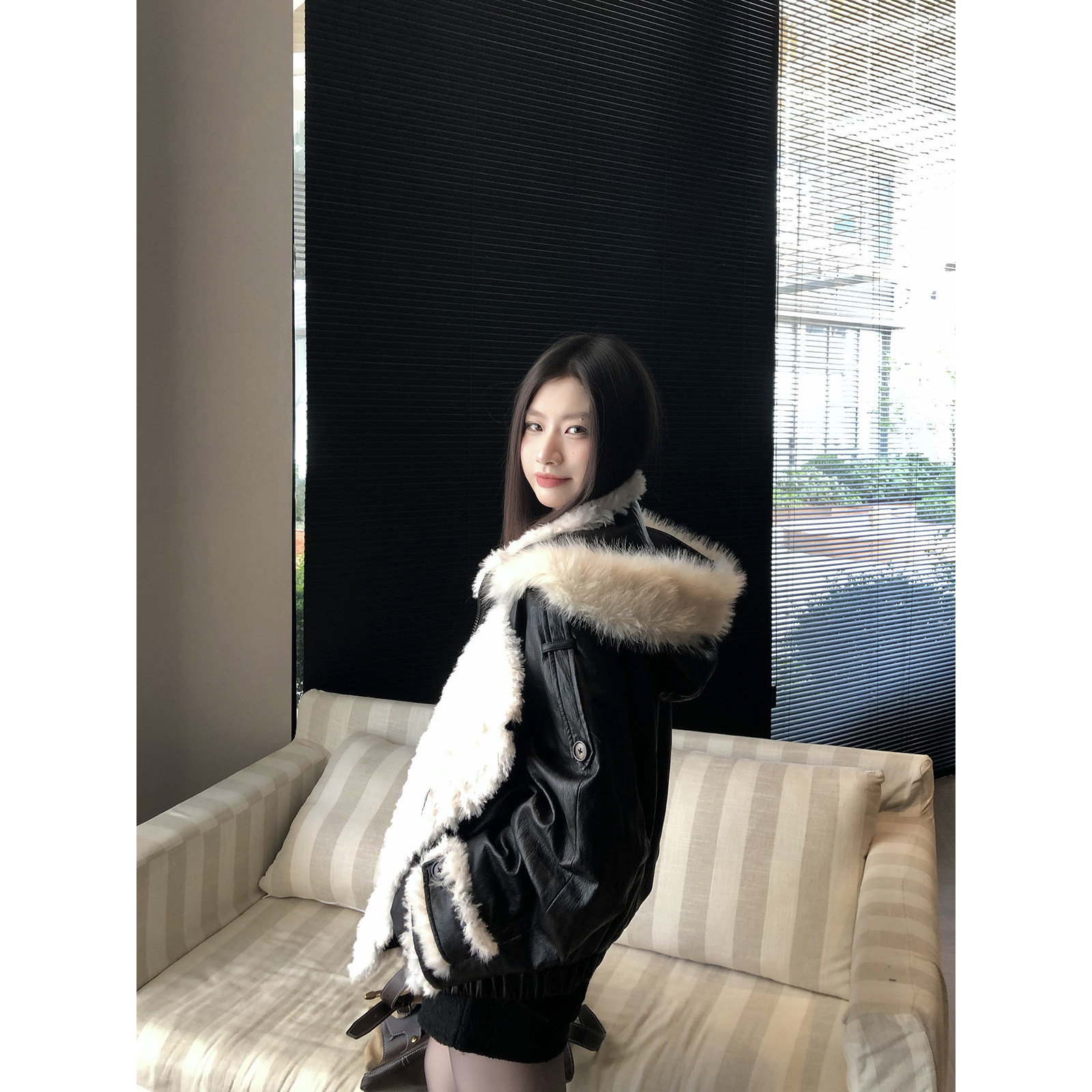 Joeyoo秋冬新款设计感甜酷拼接毛领黑色皮衣女连帽可拆卸加绒外套,女装/女士精品,棉衣/棉服,淘宝优惠券,粉丝福利购,淘宝优惠卷