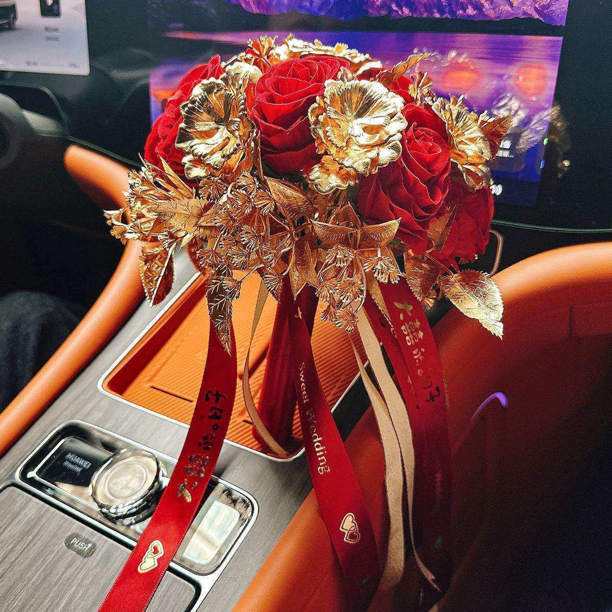 中式婚礼手捧花玫瑰花束金色装饰假花新郎接亲国潮风秀禾搭配摄影