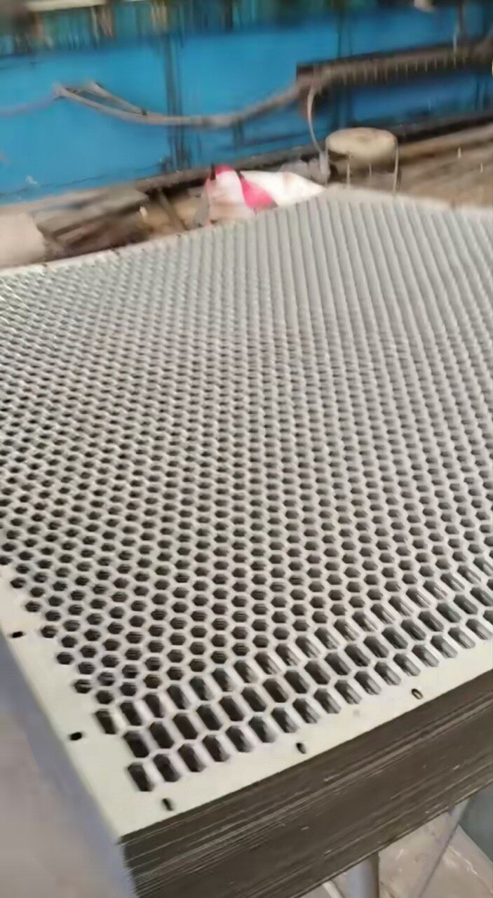 热镀锌冲孔网金属防护冲孔板洞洞板阳台花架垫板工业滤筛网圆孔板