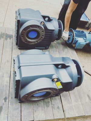 KAZ37-Y0.18-24.99-M1-C1小法兰空心轴安装螺旋锥齿轮减速机