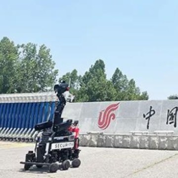 履带式光伏板巡检清洁机器人 光伏电站智能清扫机器人 奥斯恩厂商
