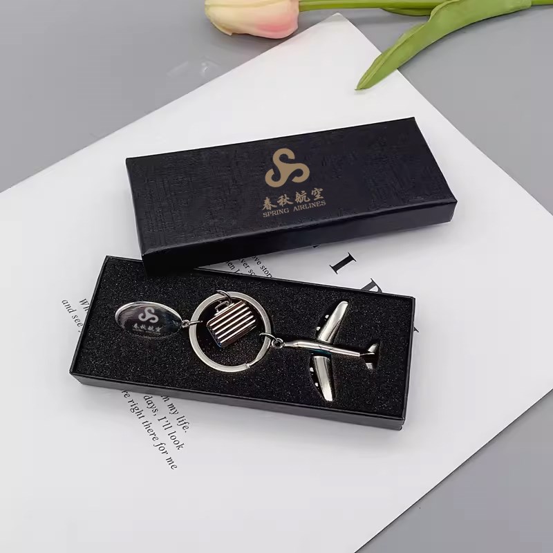 新品春秋航空创意小标志徽章机长飞行员胸章春秋飞机模型钥匙扣