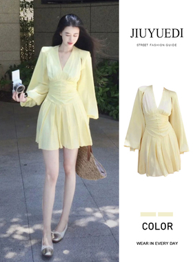 JIUYUEDI九月底茶歇法式淡黄色v领收腰连衣裙早秋季气质绝美短裙