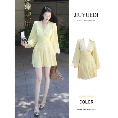 茶歇法式淡黄色v领收腰连衣裙