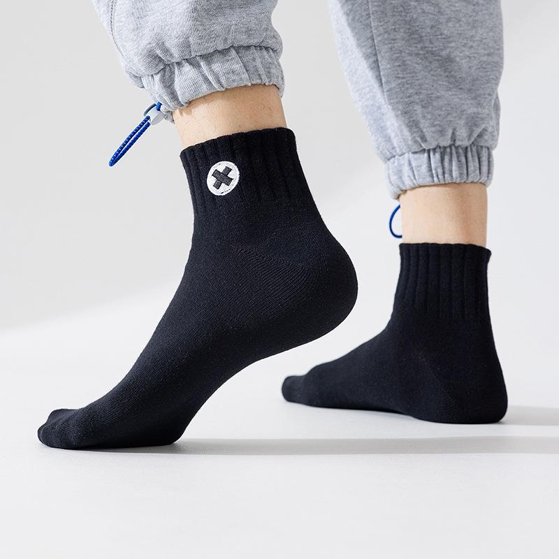 直销新款袜子男士刺绣i低帮短筒袜字母黑白男袜运动学院风透气吸