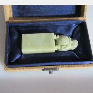 2.5*2.5*8青田石封门青灯光冻镂空古鼎神兽纽章金石篆刻印章送盒