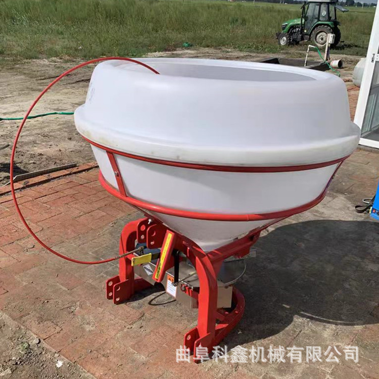 科鑫牌后置塑料圆桶撒肥机 大容量耐腐蚀甩肥机 农用颗粒肥抛撒机