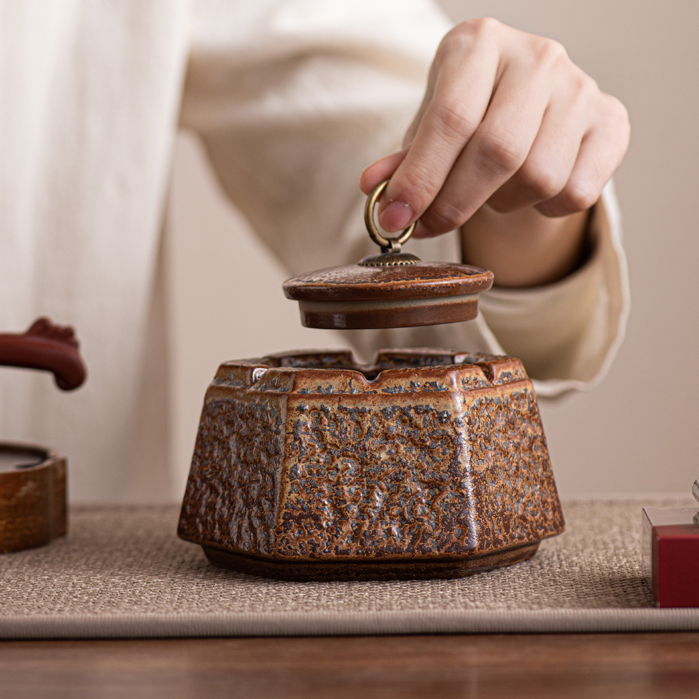 窑变陶瓷烟灰缸茶道配件六角形纹理装饰复古茶桌带盖子防飞灰烟缸