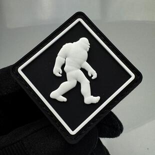 直销新款跨境现货大脚怪PVC夜光怪人软胶 士气章 魔术贴臂章 战术