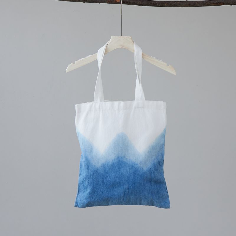 云南民族风手工草木染帆布包渐层蓝染手提袋文艺清新小布袋蓝白色
