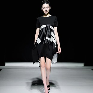 绝色2025夏季 大摆 新款 宽松慵懒风不规则缎面拼接港风连衣裙Z女装
