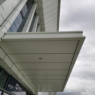 建筑外墙装饰白色烤漆铝单板车站进站口飘蓬凹凸造型白色铝单板