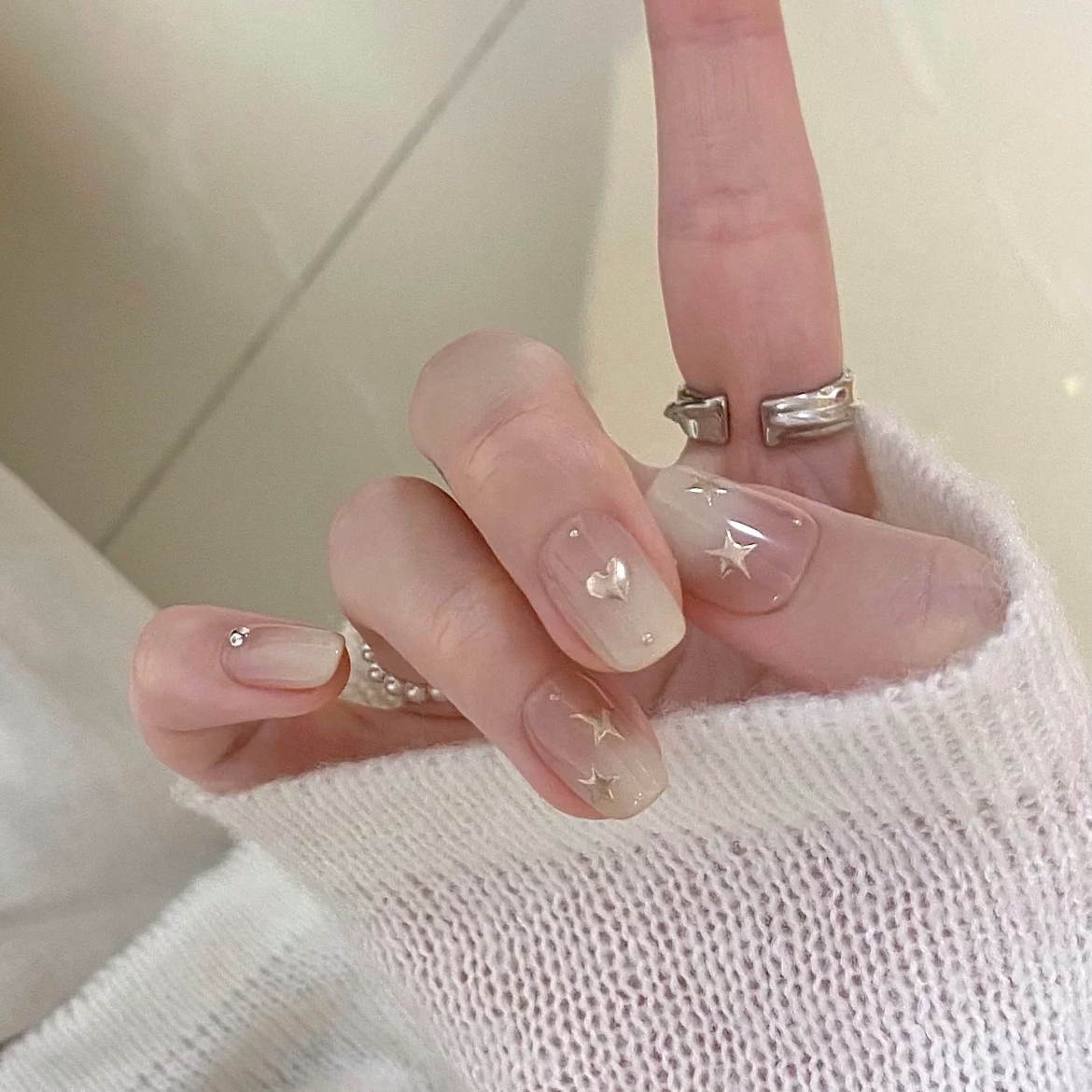 初秋奶白短甲手工穿戴甲奶茶渐变