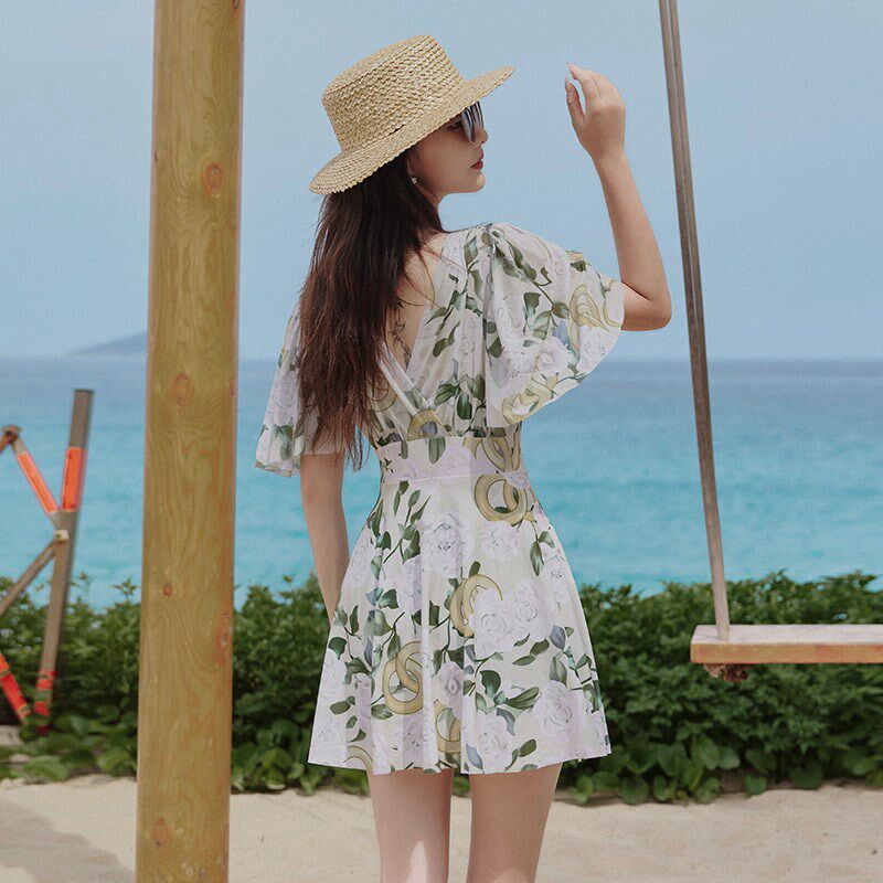 泳衣女款2025新款大码微胖mm遮肚子显瘦连体裙式保守游泳衣高级感