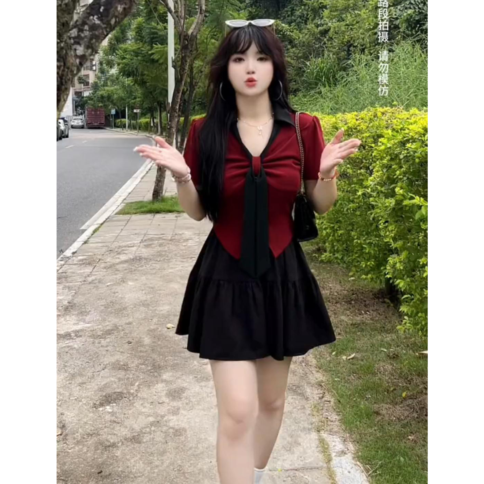 大尺码红色辣妹时尚套装女夏季胖mm显瘦戴领带上衣半身裙藏肉两件