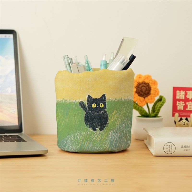 草地上的可爱猫咪布艺笔s筒学生书房书桌创意夹棉笔桶办公桌面收
