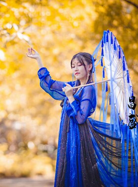 女子配汉服的伞油纸伞古装紫色北极星汉服防雨飘带古风流苏伞