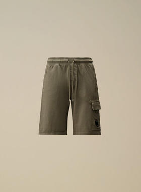 C.P. Company 男士 FW25 短裤 Sage 绿色棉质百慕大短裤