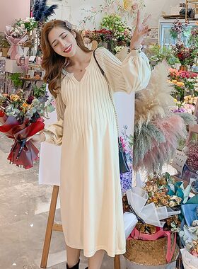孕妇秋冬装针织衫裙加肥大码外穿200斤宽松遮肚时尚V领毛衣连衣裙