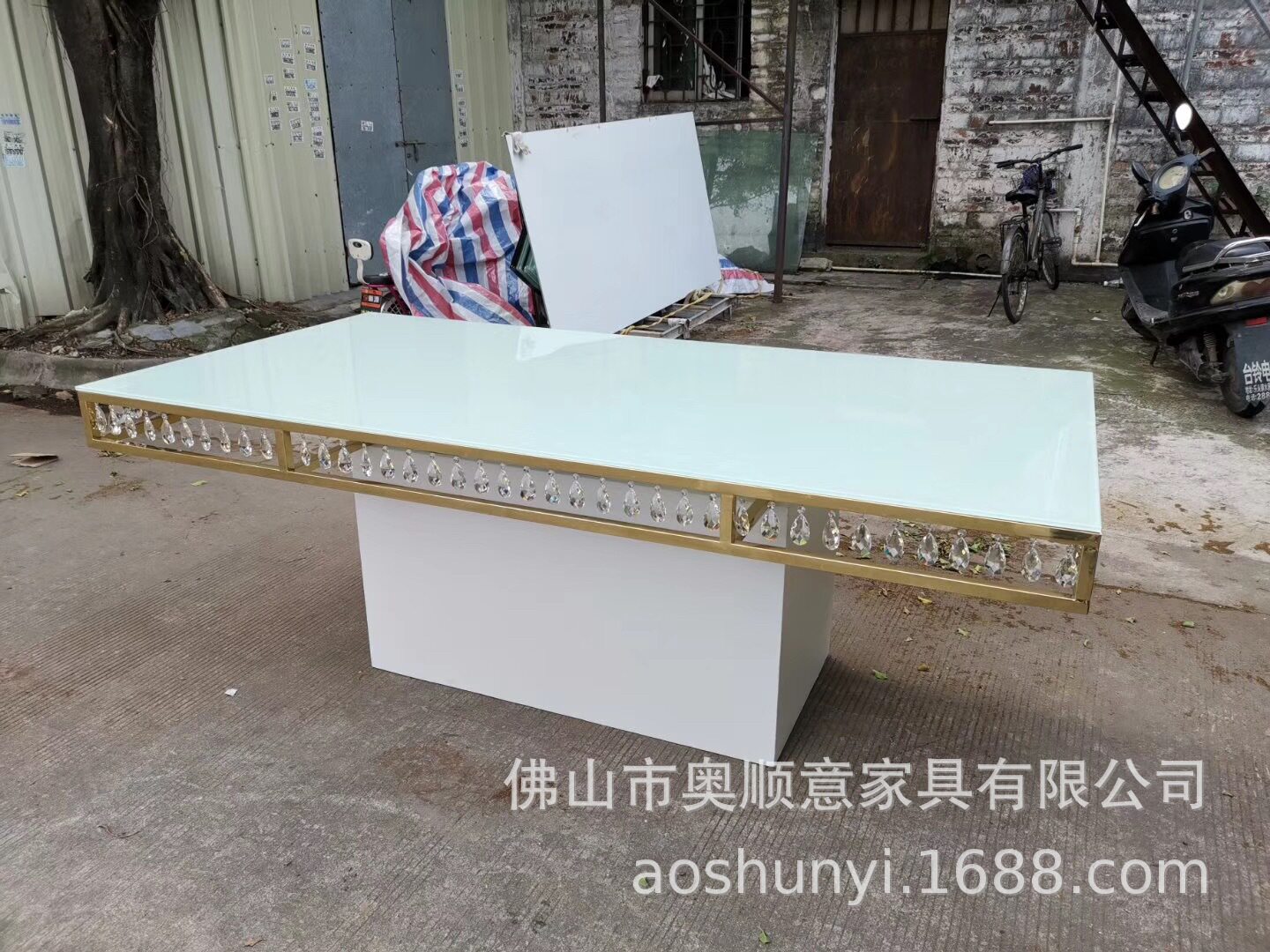 厂家直销北欧不锈钢框架玻璃宴会餐桌 酒店宴会水晶吊件挂饰方桌