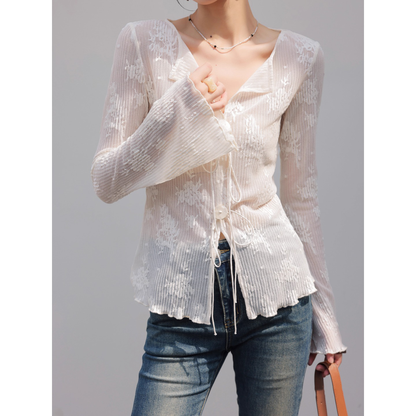 内搭叠穿蕾丝米白色设计感长袖刺绣T恤秋冬新款独特别致绑带上衣