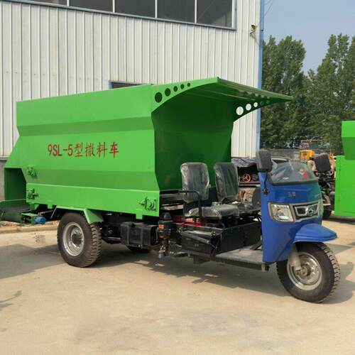 液压控制青储撒料车 灵活转向青贮抛撒车 牛羊饲草投喂车