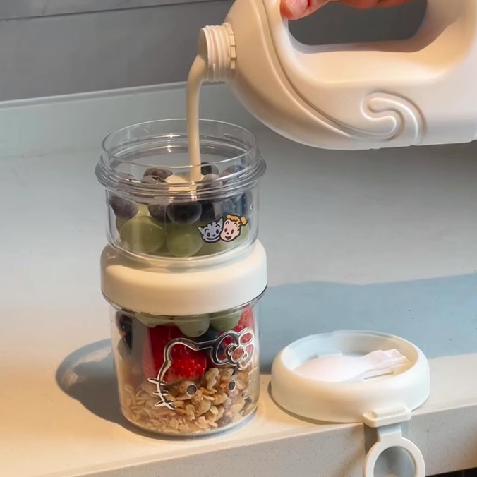自带勺子的酸奶杯就是方便