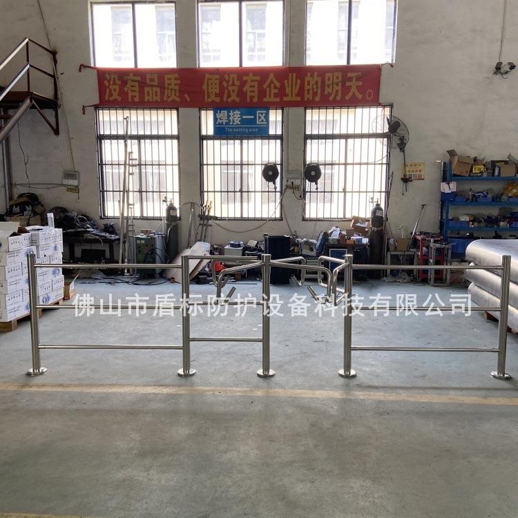 超市入口单向旋转闸限制人员单向通行门304不锈钢栅栏护栏门