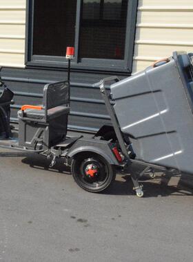 灰色电动保洁车500L环卫车三轮小型垃圾清运车快速拾捡清运车