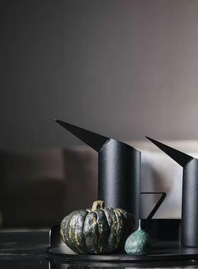 现代餐板简约金属黑色喷砂尖嘴水壶摆件陈AFV样房展设厅厅柜