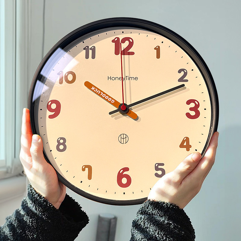儿童房创意静音壁挂钟客厅2024新款石英钟表现代简约卧室挂墙时钟