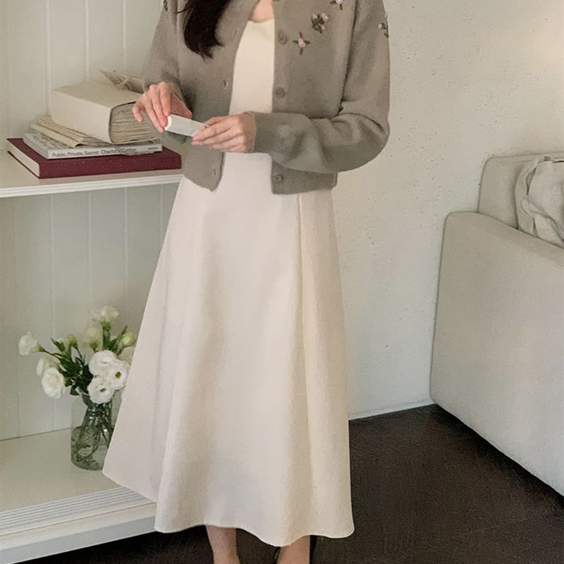 春夏新款V领内搭吊带连衣裙A字长裙米色收腰显瘦百搭纯色大码女装